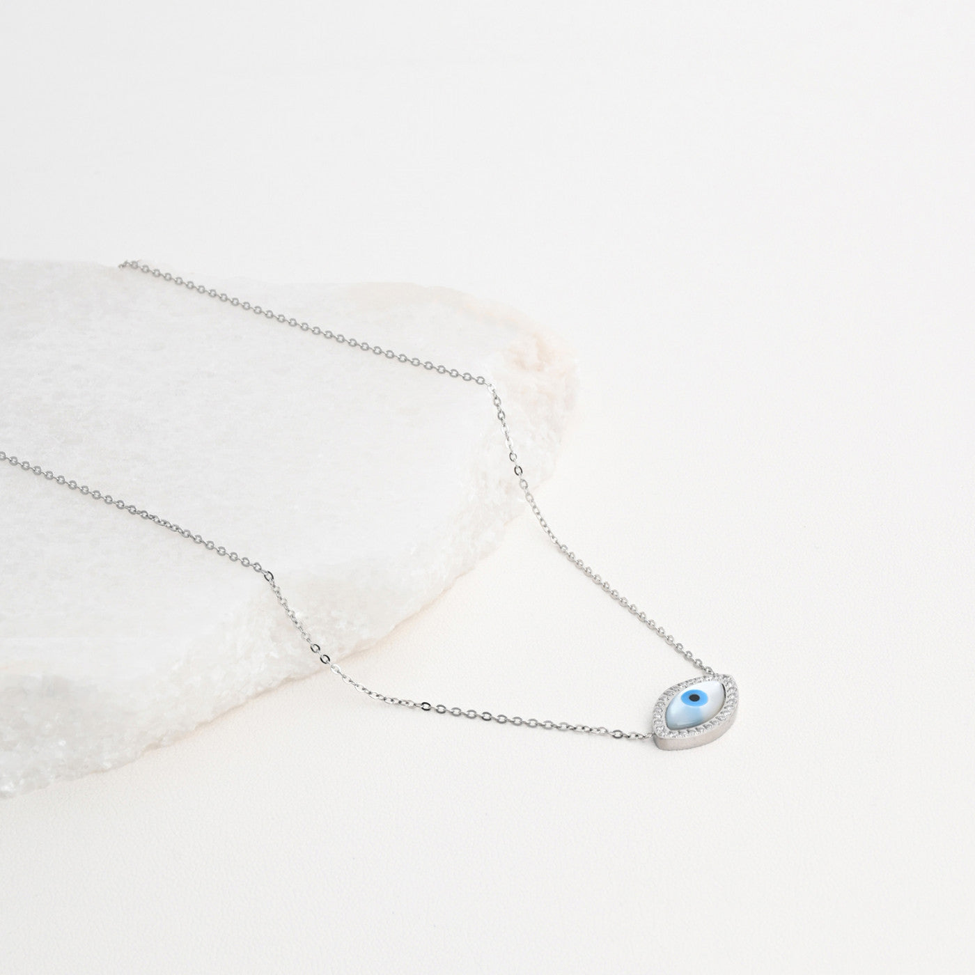 Collar de acero con ojo de nácar