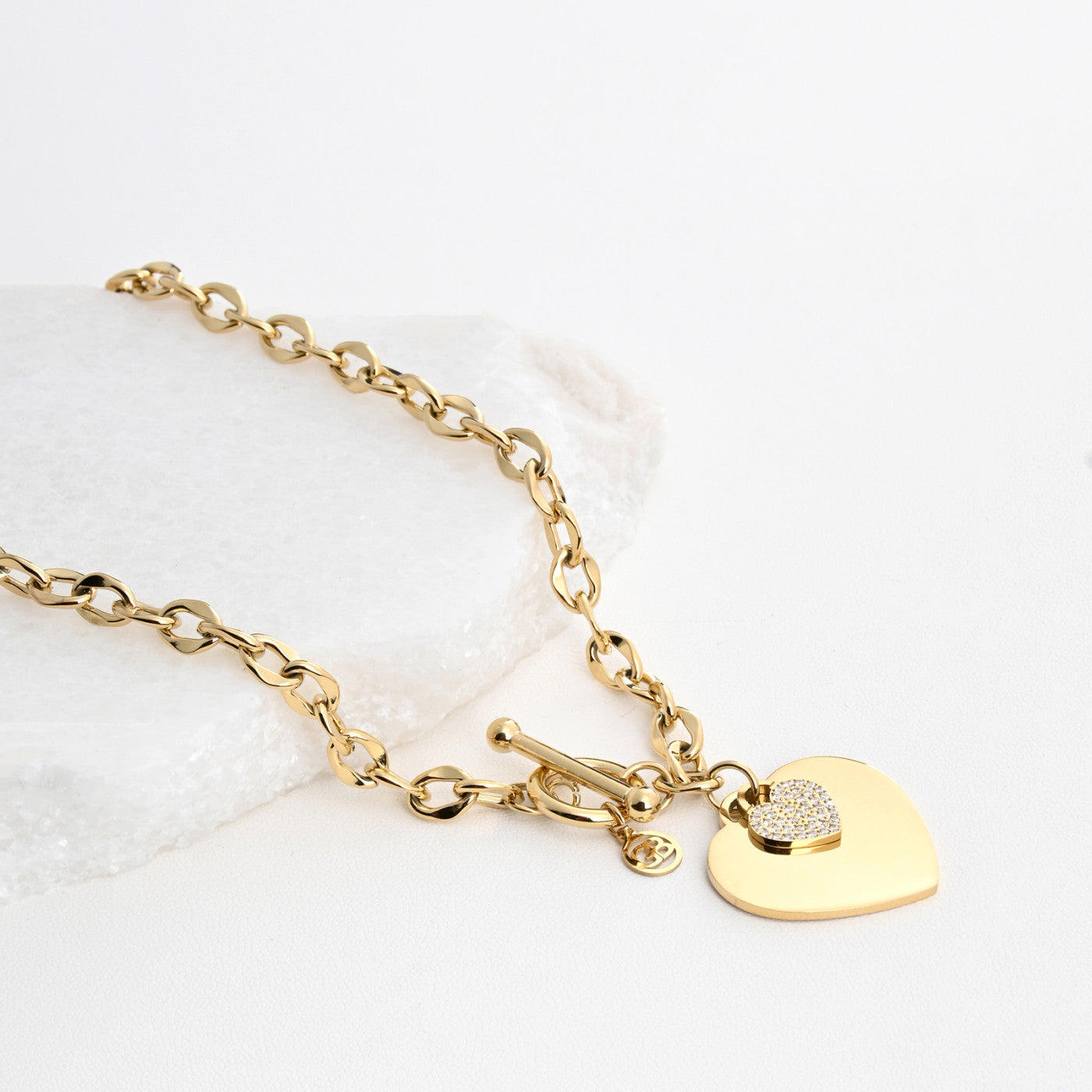 Collar de acero con eslabones y corazón.