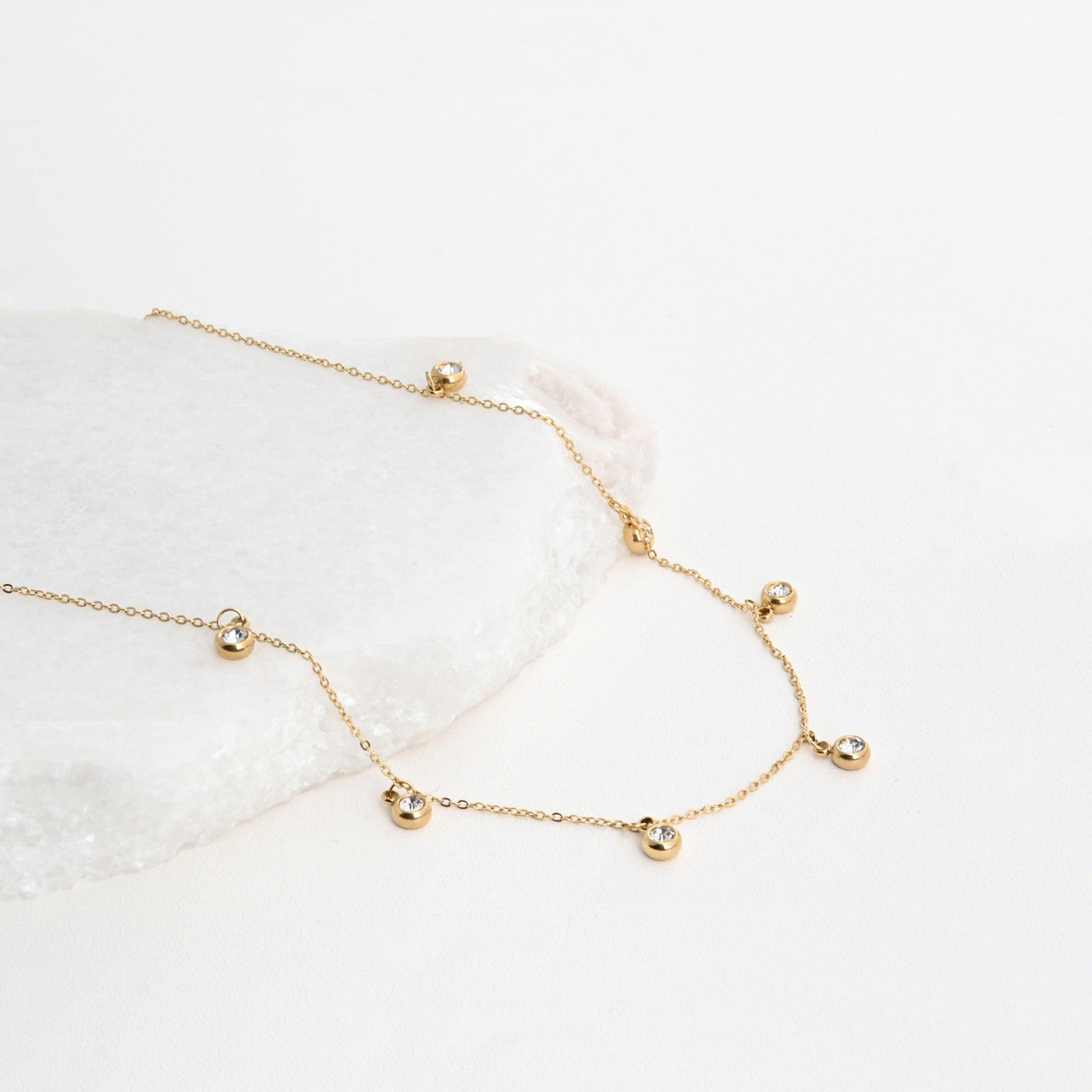 Collar de acero con diamantes.