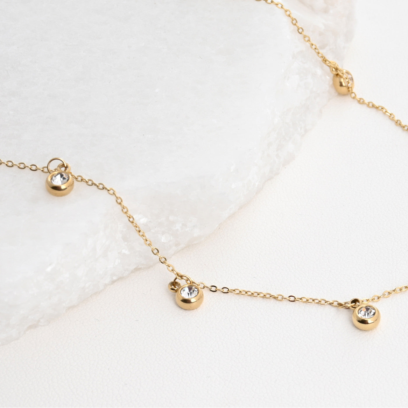 Collar de acero con diamantes.