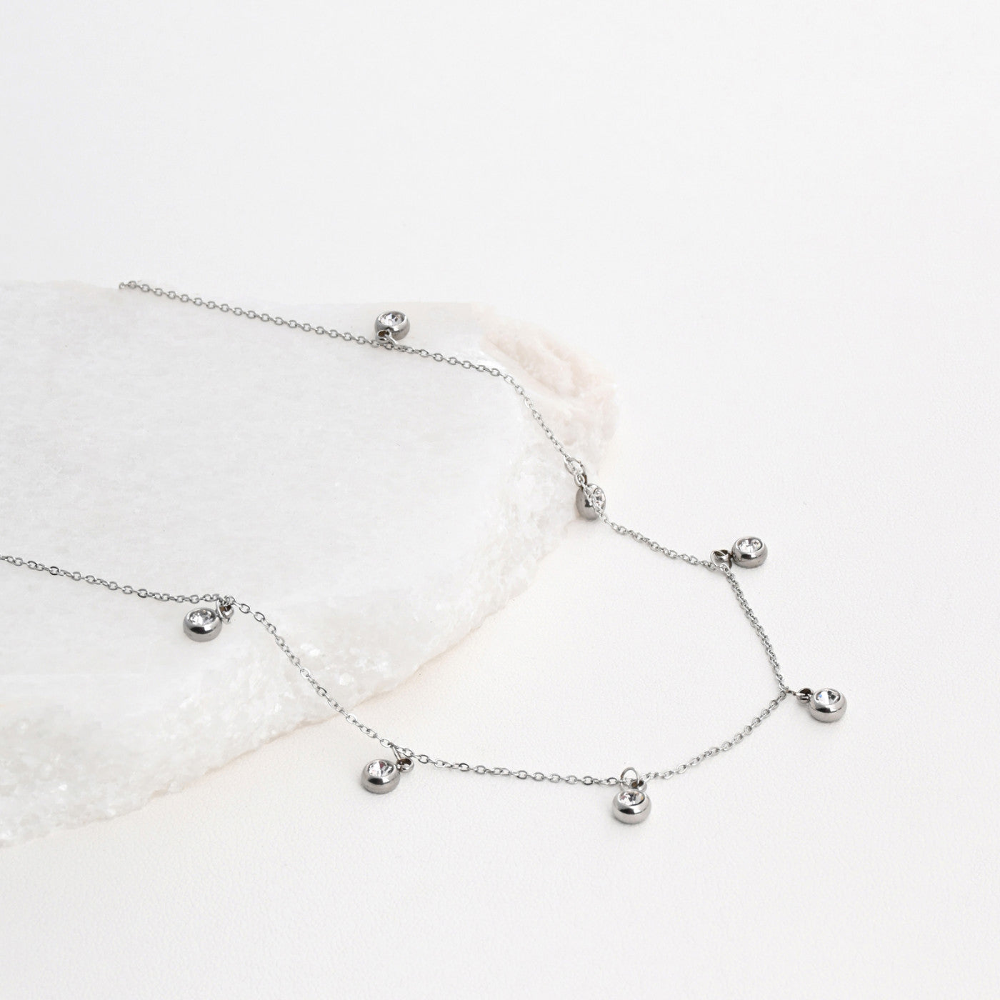 Collar de acero con diamantes.