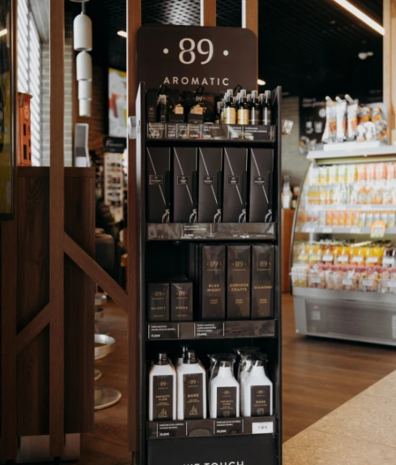 Expositor AROMATIC 89 em loja - Display premium de fragrâncias para automóvel