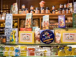 Prateleira de mercearia com queijos variados e conservas na mercearia online produtos artesanais