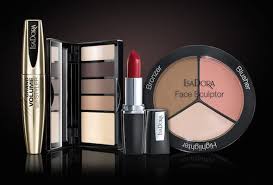 Coleção de produtos de beleza Isadora com batom vermelho, paleta de contorno e maquiagem para olhos