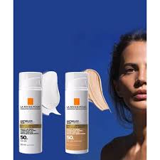 Produtos La Roche-Posay online com protetores solares em embalagem branca e rosto de mulher ao fundo azul