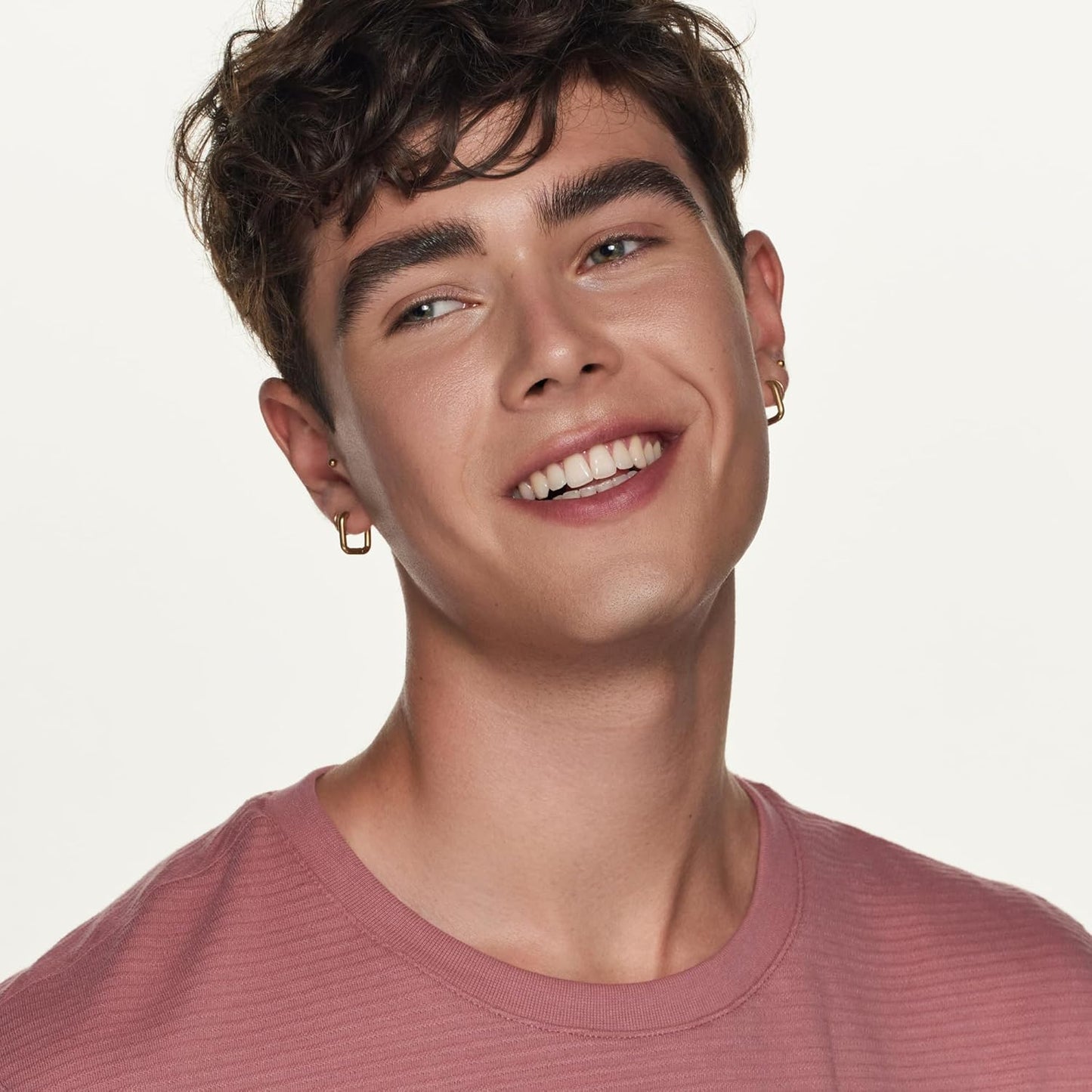 Modelo sorrindo usando o conjunto de sobrancelhas essence Cosmetics Easy & WOW Brow Set Medi, maequilhagem vegana sem micropartículas de plástico, disponível online