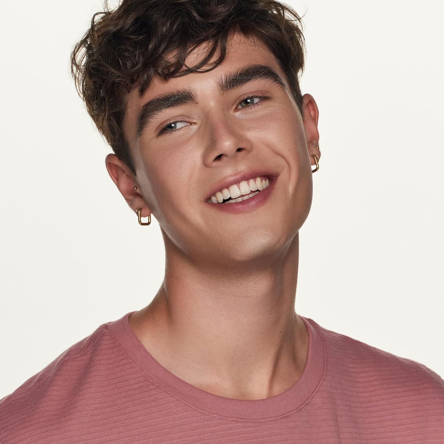Modelo sorrindo usando o conjunto de sobrancelhas essence Cosmetics Easy & WOW Brow Set Medi, maequilhagem vegana sem micropartículas de plástico, disponível online