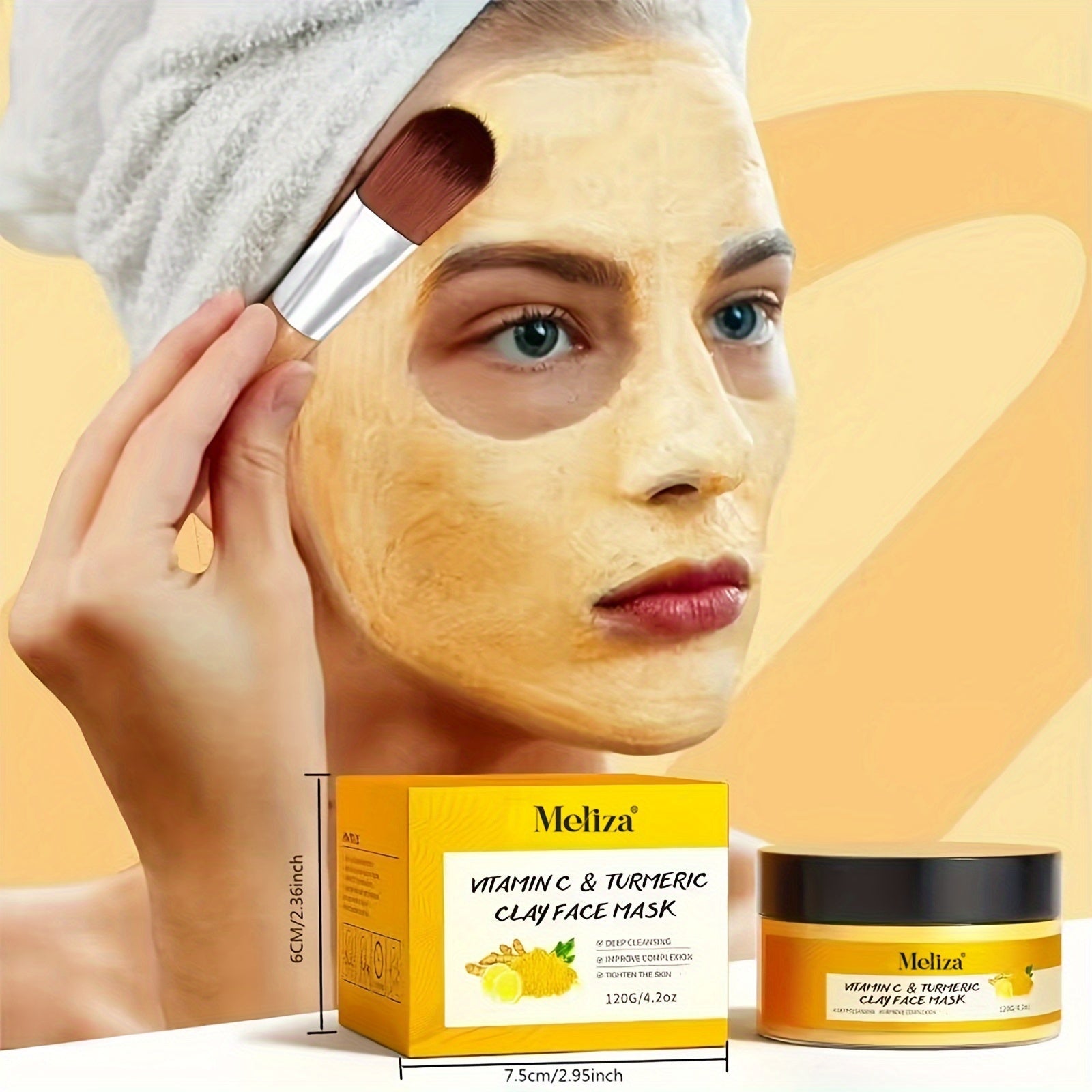 Máscara facial de curcuma e vitamina C sendo aplicada em pele radiante, com embalagem na lateral para cuidados da pele