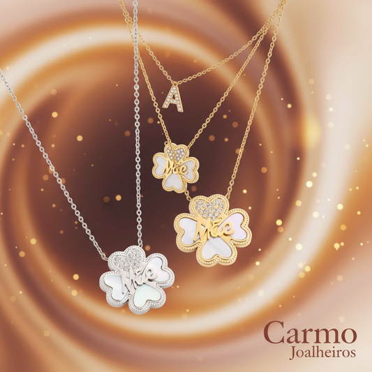Banner Colar de Aço Trevo Mãe Dourado com Cristais