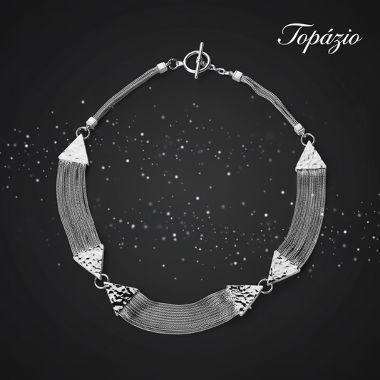 Banner Topázio - Colar Triângulo Prata Feminino Elegante
