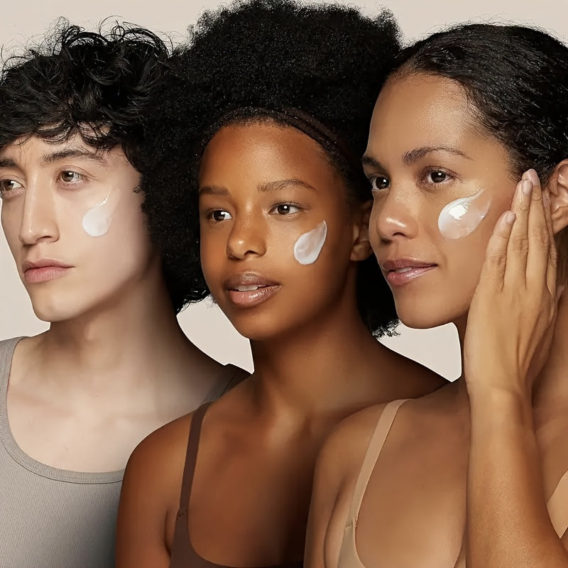 Três modelos aplicando creme de esqualano para hiperpigmentacao no rosto, destacando a diversidade e eficácia do produto.
