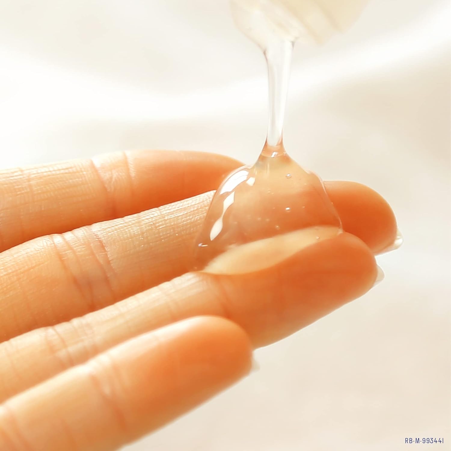 Lubrificante natural Durex em gel transparente sendo derramado na mão, 100 ml, sem fragrância ou corantes