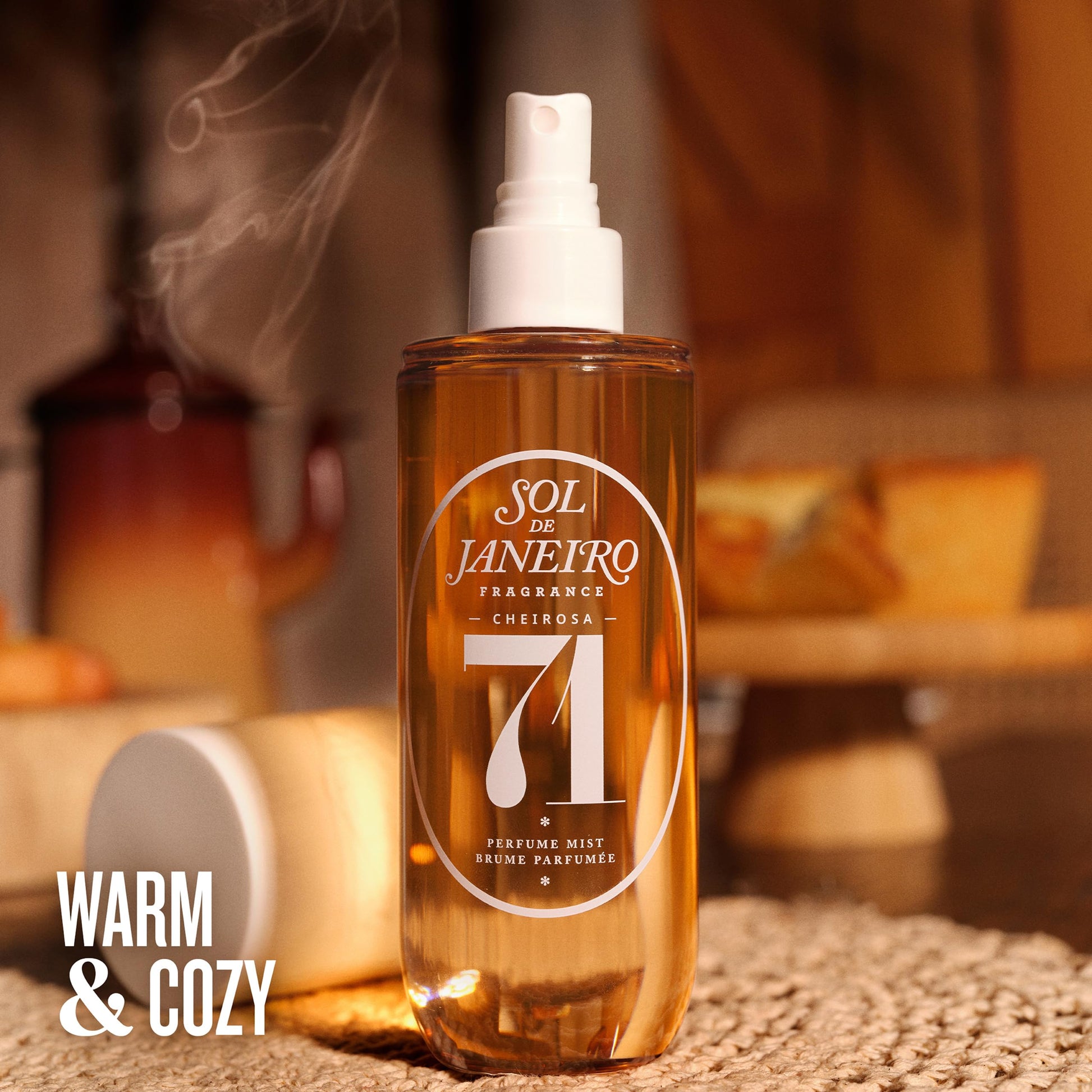 Perfume Sol de Janeiro Cheirosa 40 em frasco de 240 ml, com fundo de ambiente acolhedor e rústico