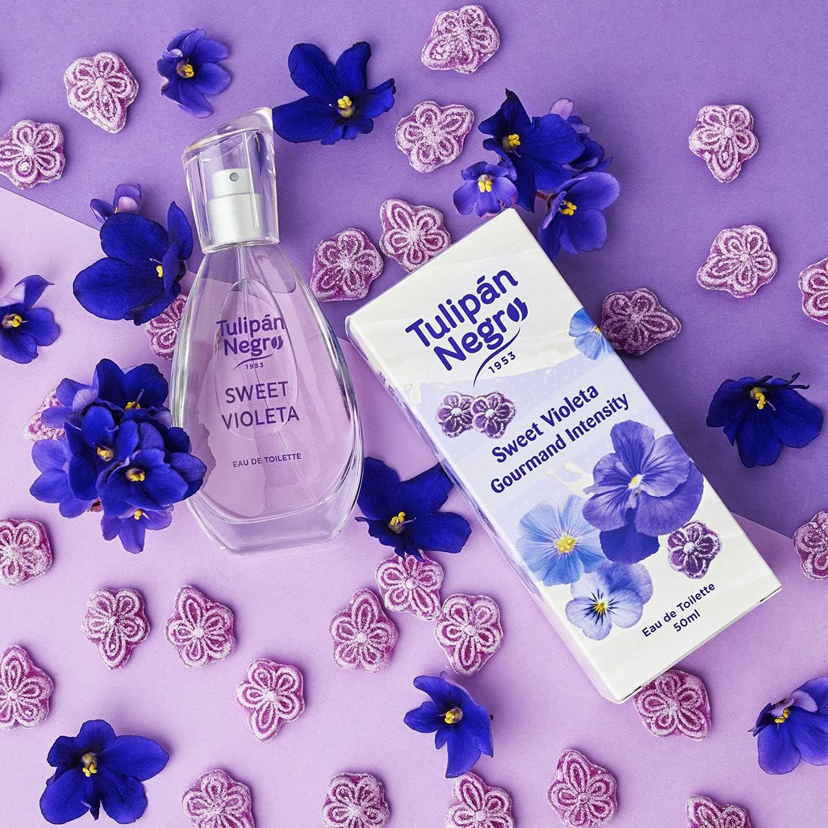 Tulipan Negro - água de colónia unissexo, doce roxo, 50 ml com embalagem e flores roxas ao fundo