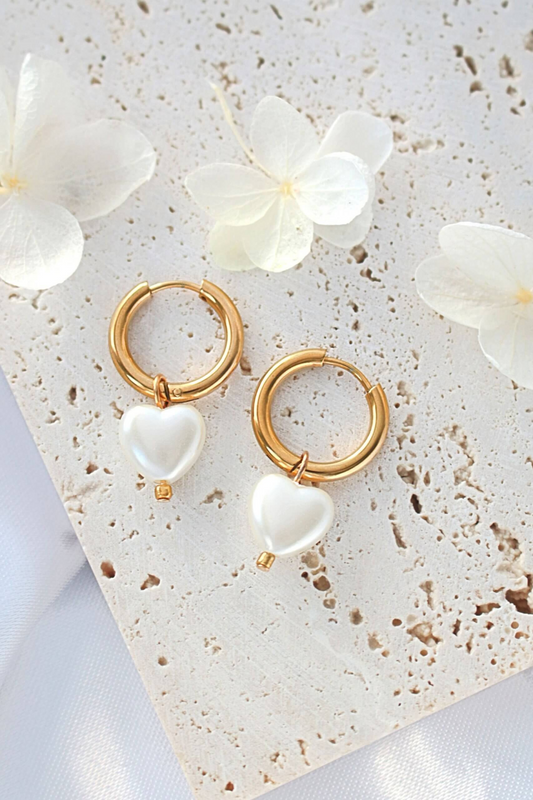 Argolas 24K com pingente em forma de coração, delicadas e elegantes para um toque especial no visual