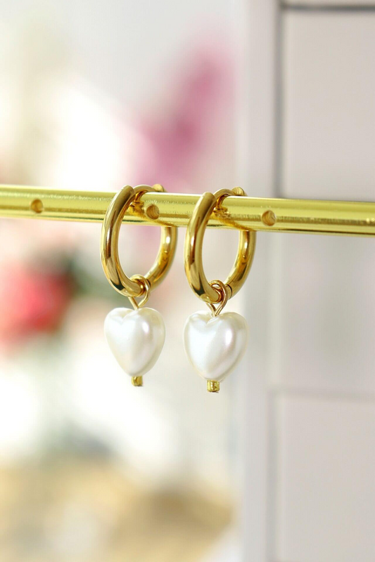 Argolas 24K com pingente em forma de coração de pérola, elegantes para qualquer ocasião