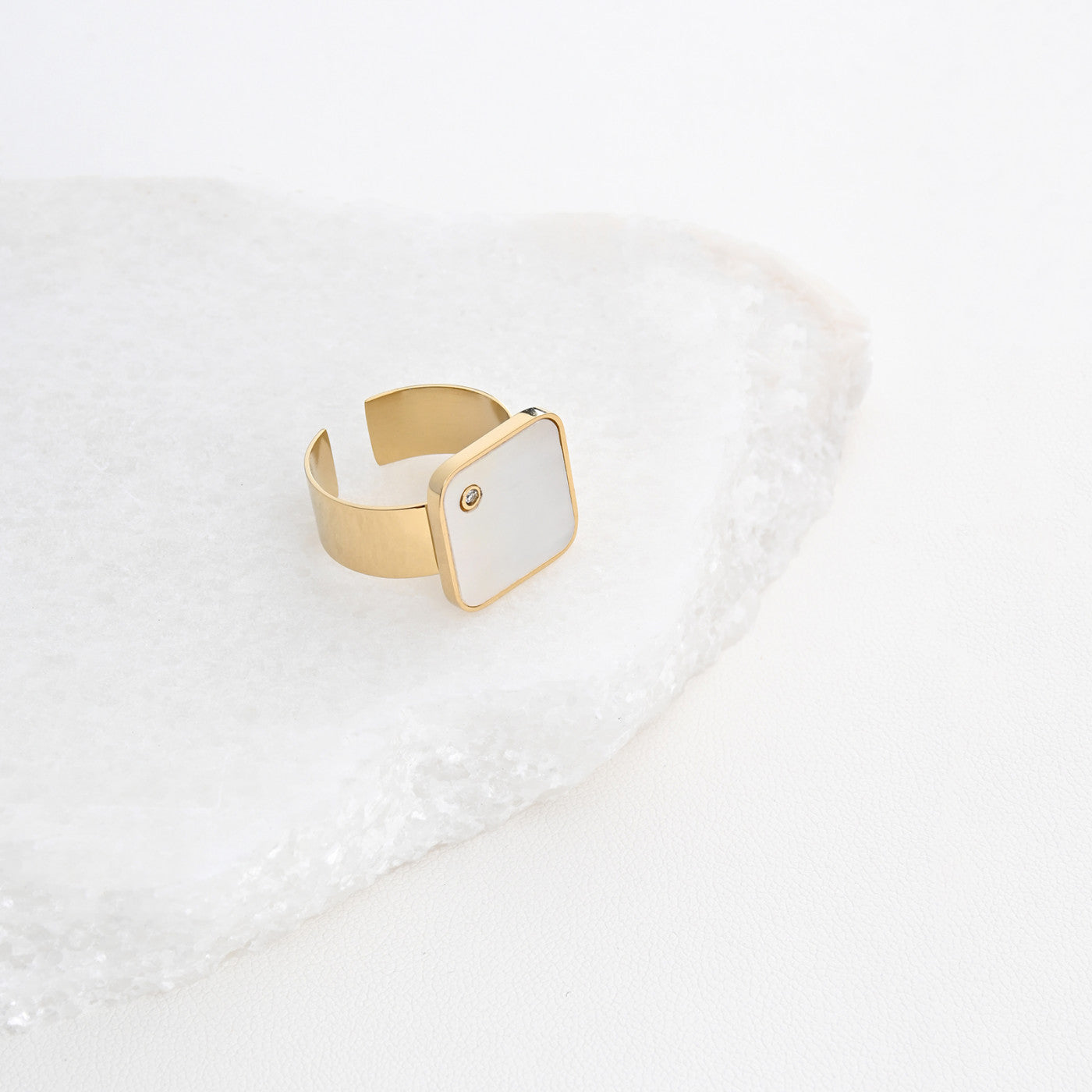 anel ajustável aço quadrado Carmo Joalheiros anel dourado com face quadrada branca e pequeno cristal elegante