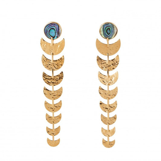 brincos amun-ra longos da Carmo Joalheiros em ouro dourado com discos meia lua martelados e pedra abalone colorida
