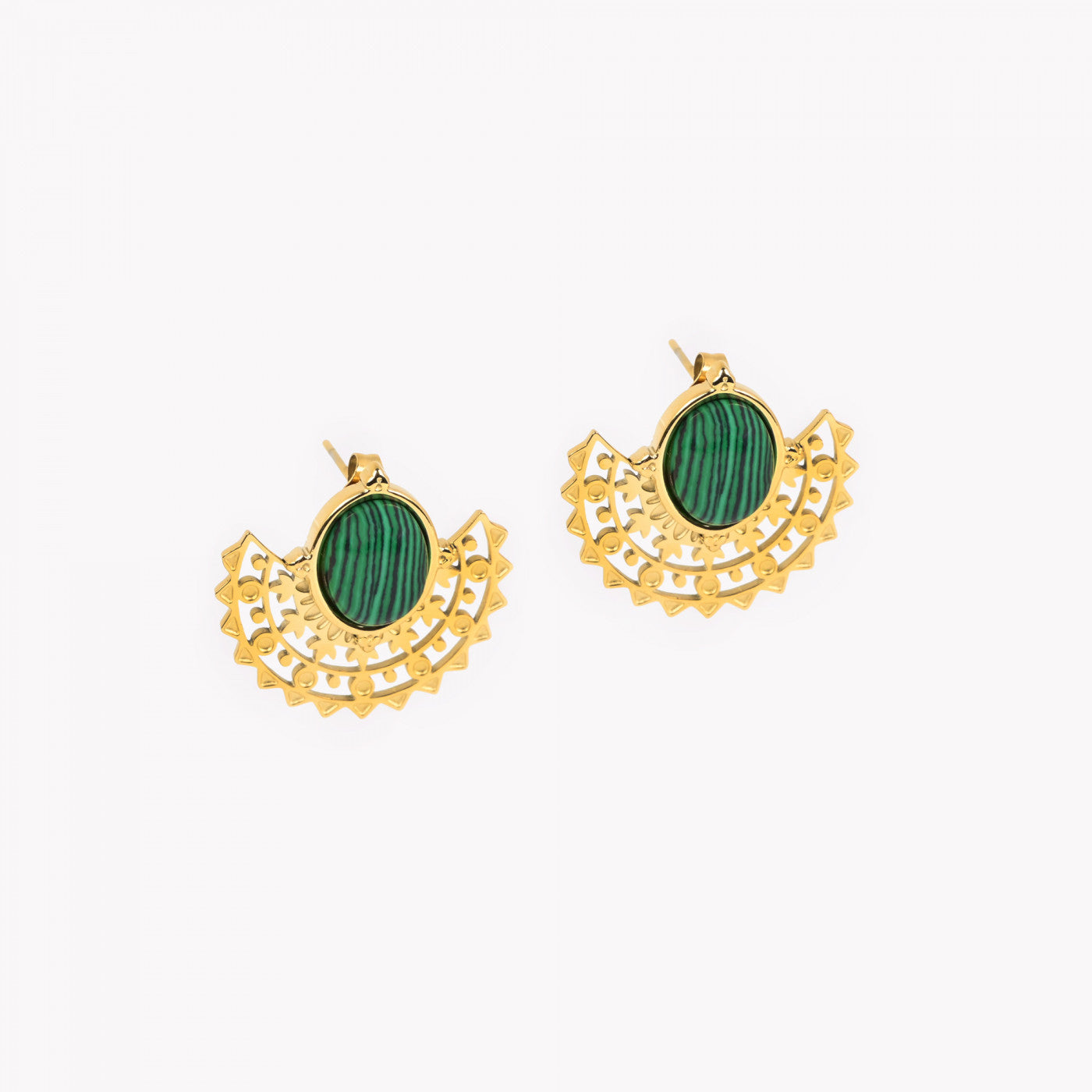 Brincos de aço inoxidável com malaquita Carmo Joalheiros em banho dourado com centro oval e filigrana decorativa