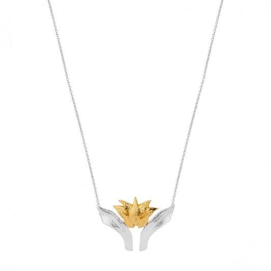 colar guardian feminino Carmo Joalheiros em prata com pendente flor dourada abraçada por asas delicadas