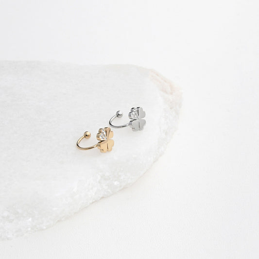 ear cuff trevo em aço Carmo Joalheiros par em prata e dourado com trevo e zircônia sobre pedra branca
