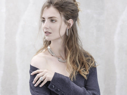 Modelo usando anel prata feminino Topázio 1874 com design elegante, colar e brincos combinando
