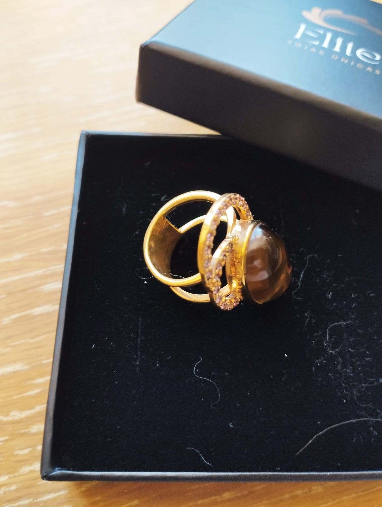 Anel dourado com pedra cabochao marrom em caixa preta joia exclusiva Elite Anel Moon GreenGold