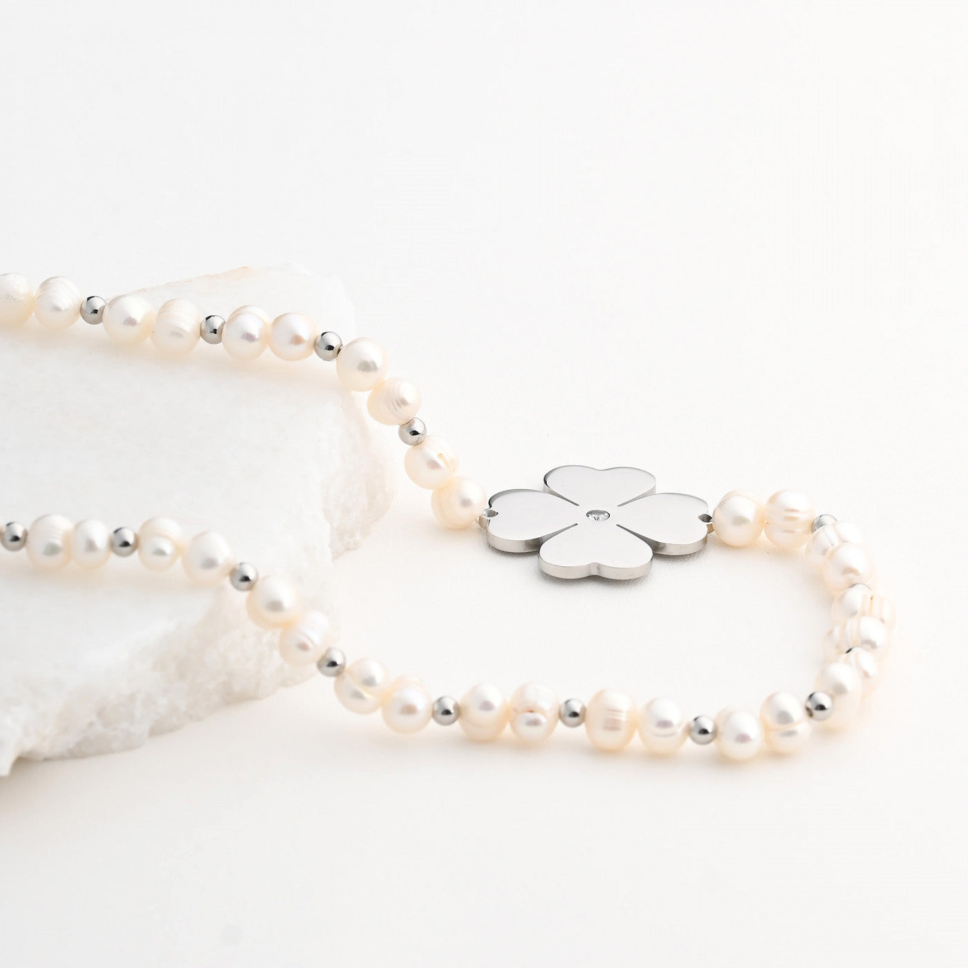 Collar de acero con perlas de trébol