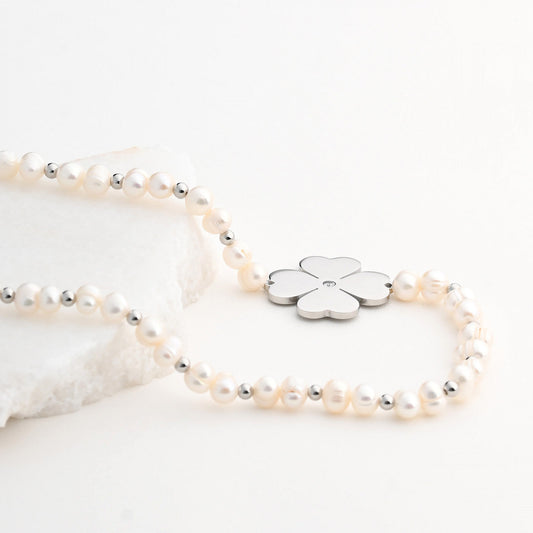 Collar de acero con perlas de trébol