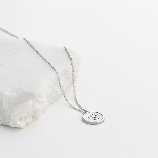 Collar de acero con nácar y trébol 