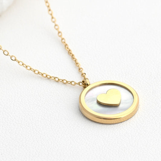 Collar básico en acero con corazón y nácar. 