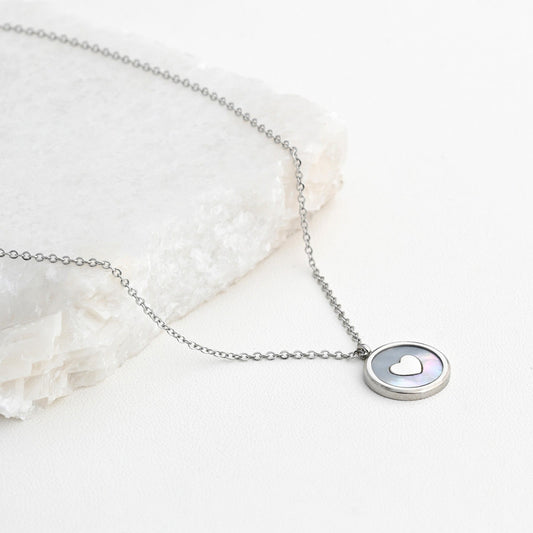 Collar básico en acero con corazón y nácar. 