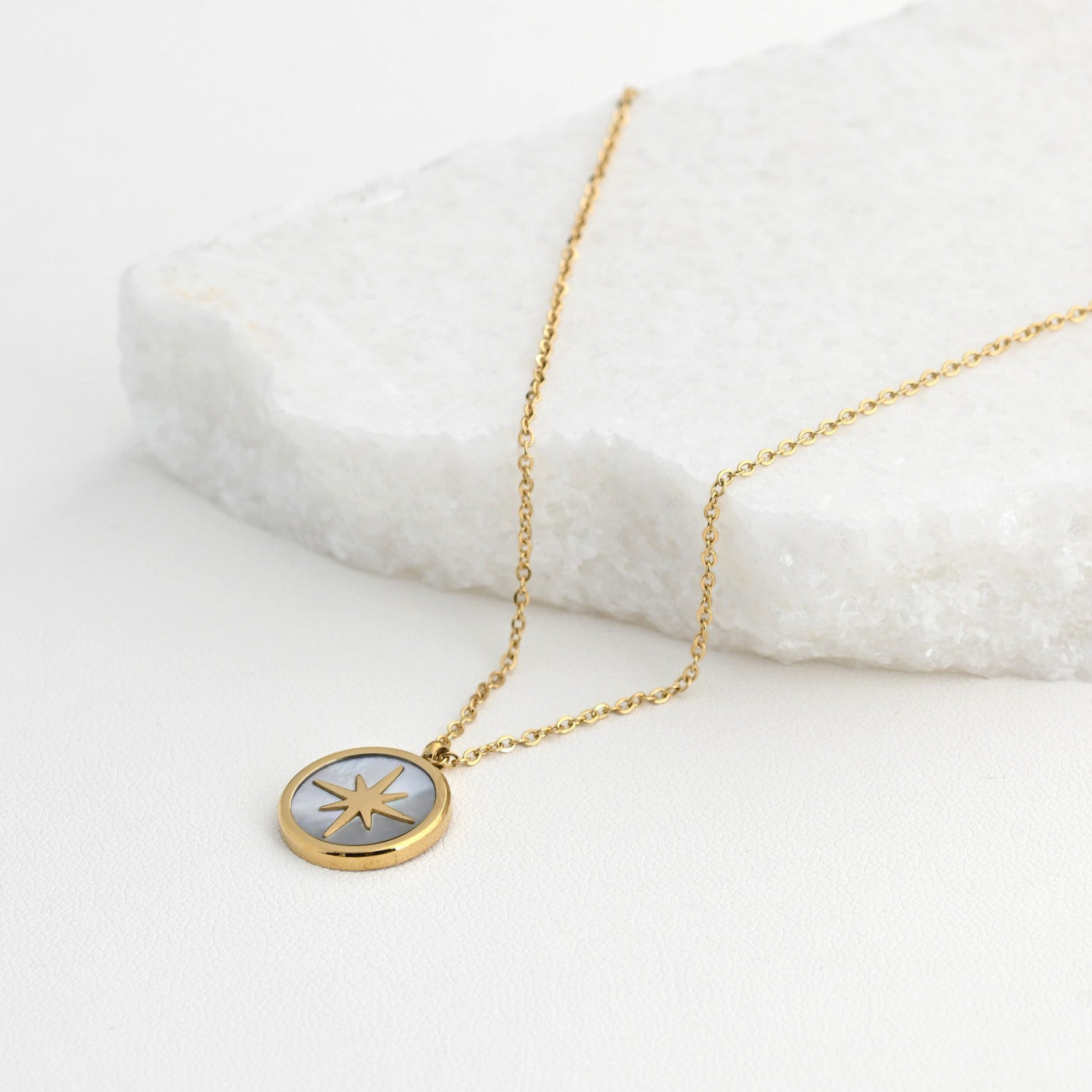 Collar de acero con nácar y estrella. 