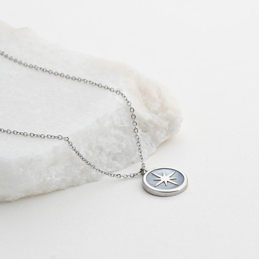 Collar de acero con nácar y estrella. 