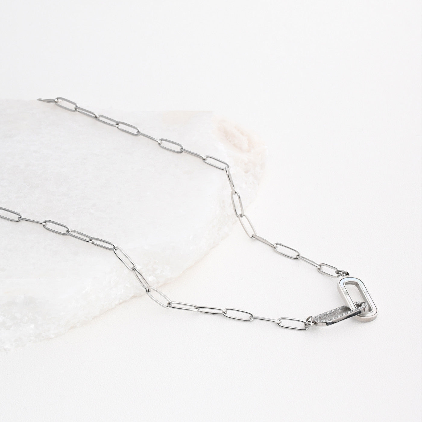 Collar de acero con eslabones entrelazados 