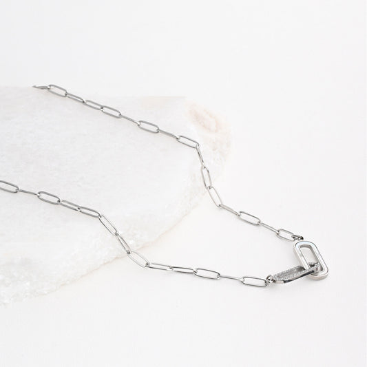 Collar de acero con eslabones entrelazados 