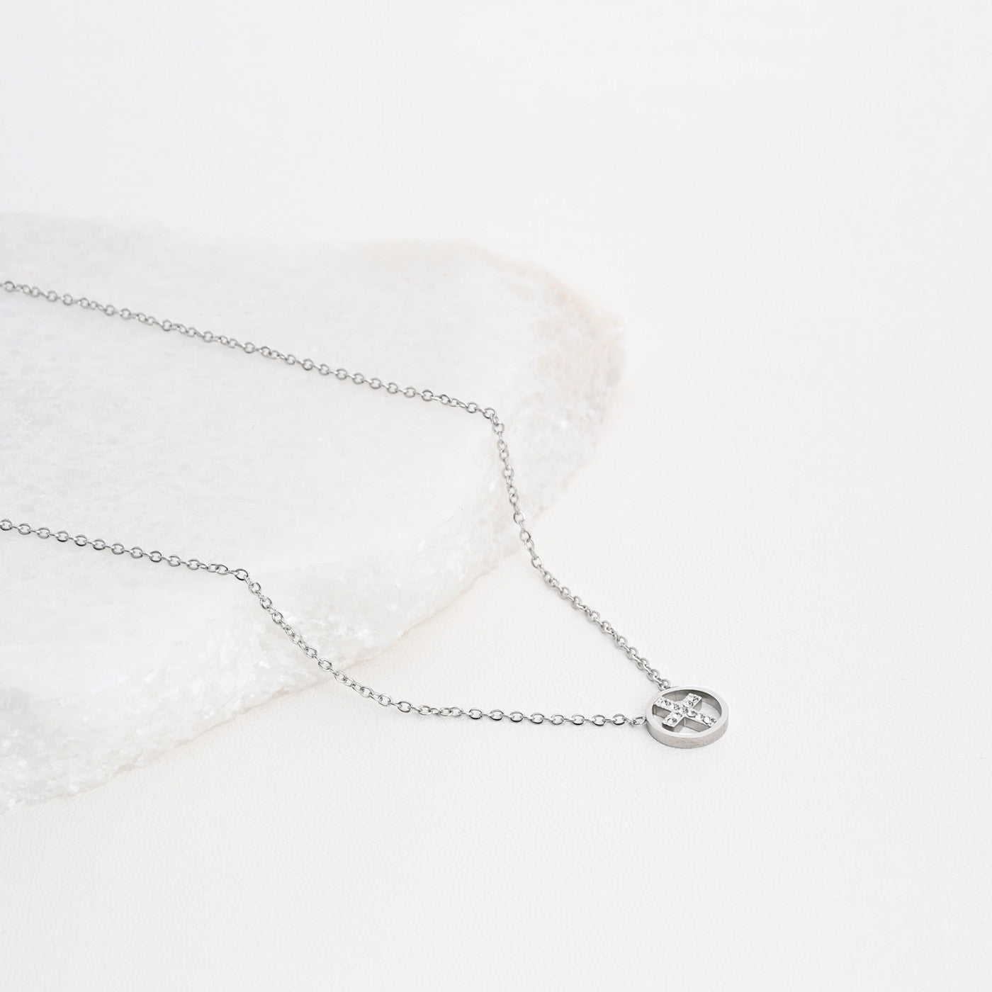 Collar cruz de acero con diamantes 