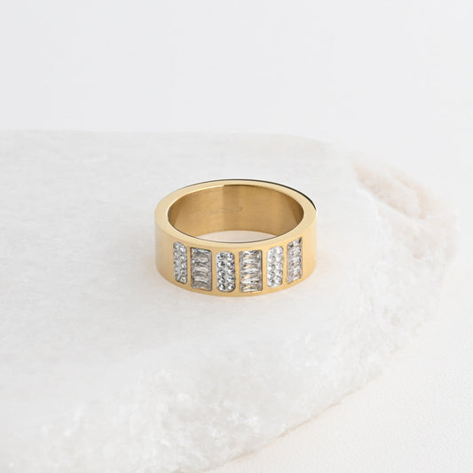 Anillo de acero con diamantes.