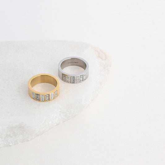 Anillo de acero con diamantes.