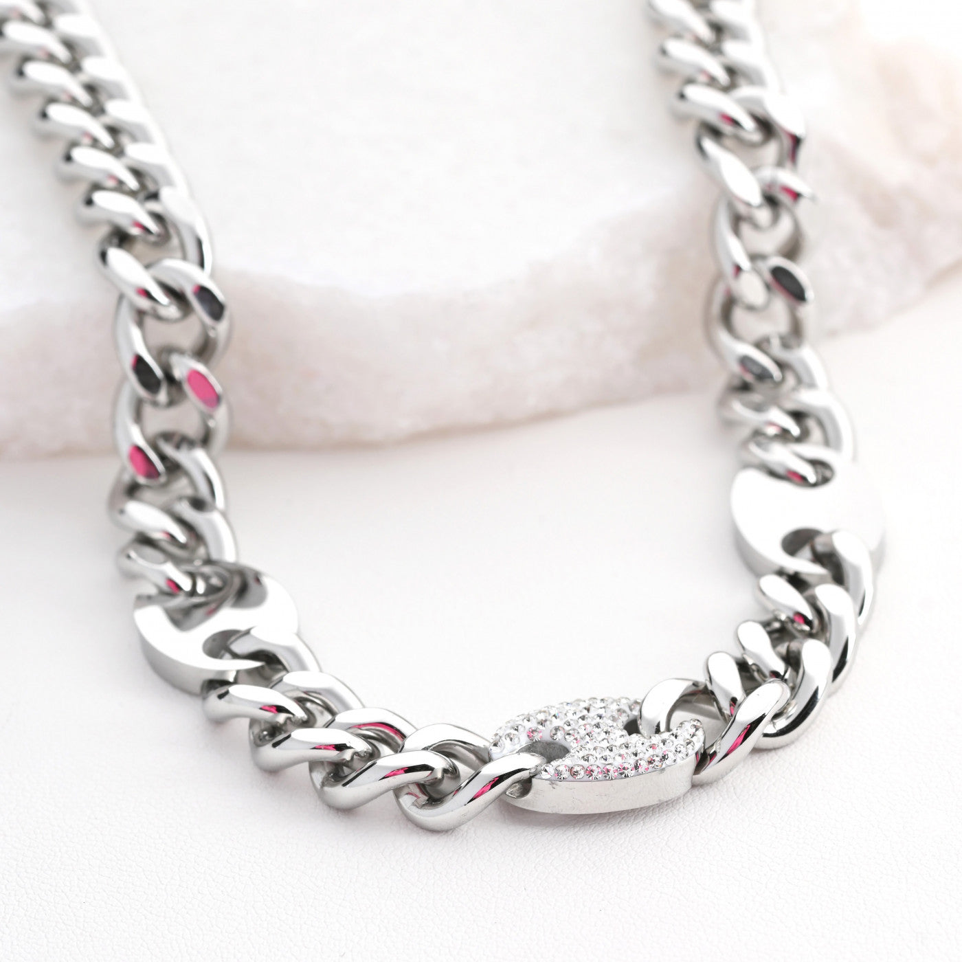 Collar de malla gruesa de acero con diamantes. 