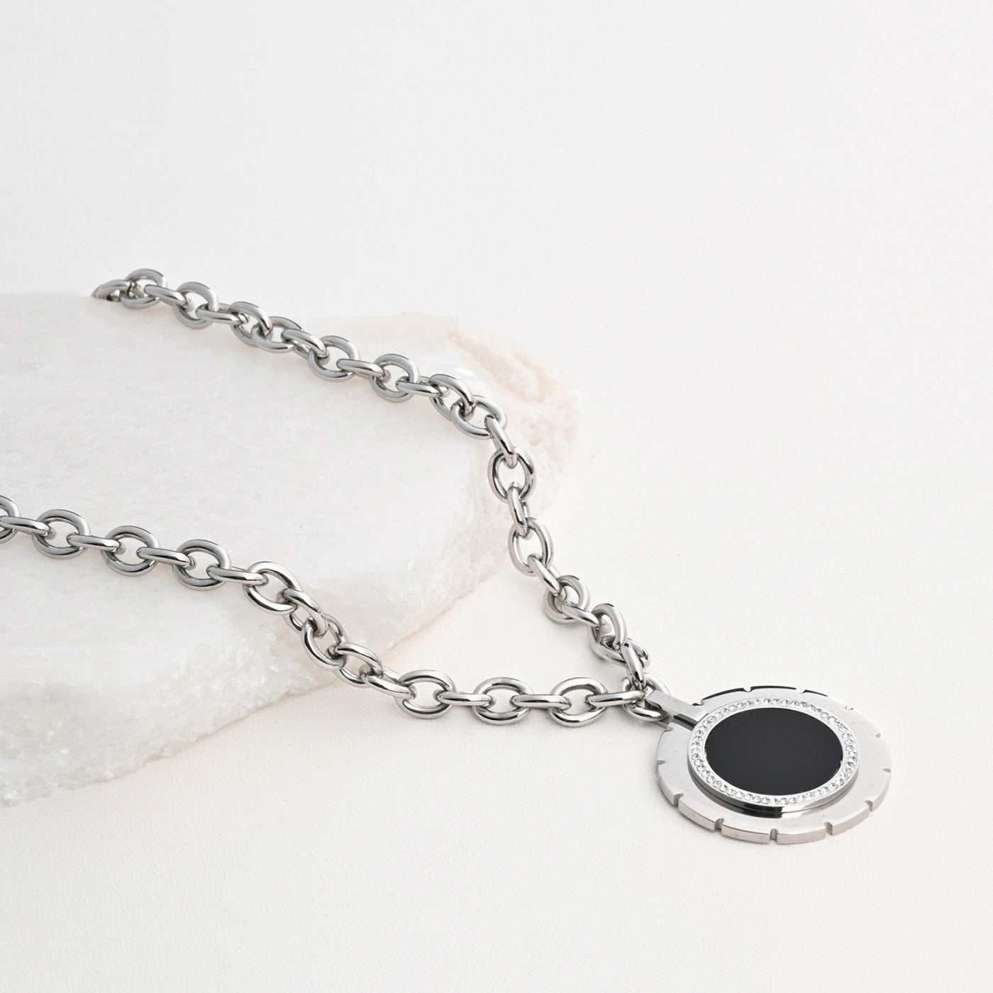 Collar redondo de acero con nácar