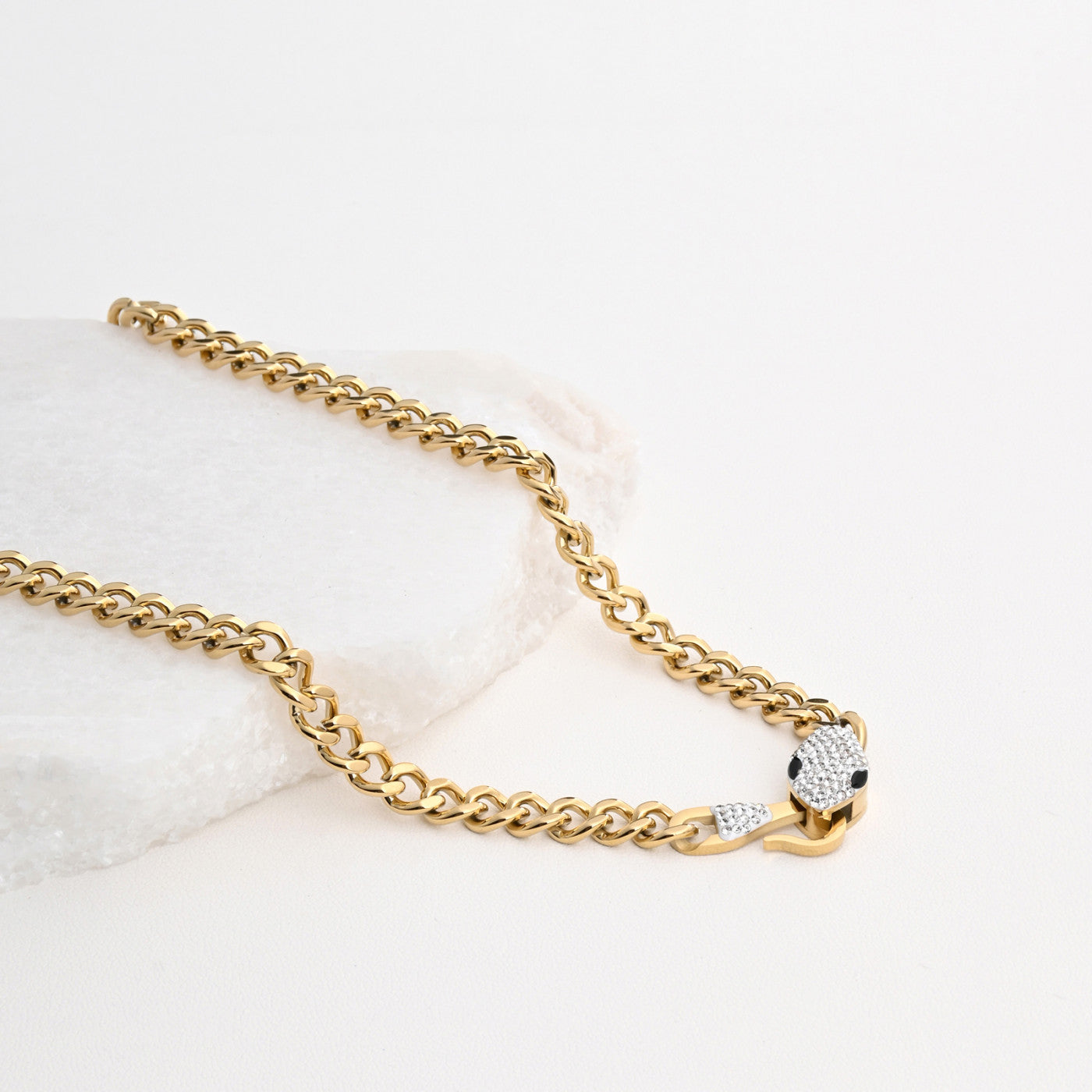 Collar de acero con serpiente y diamantes.