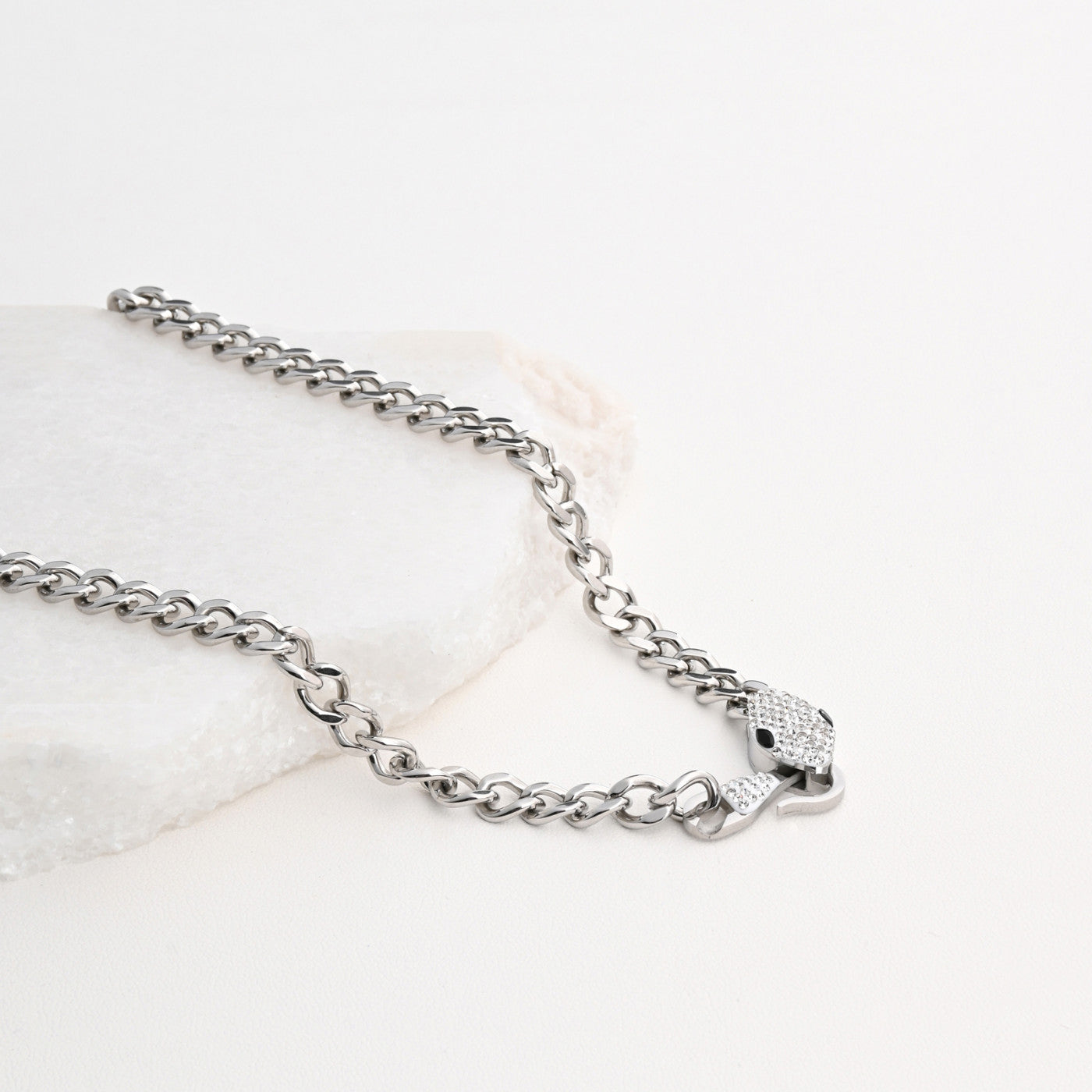 Collar de acero con serpiente y diamantes.