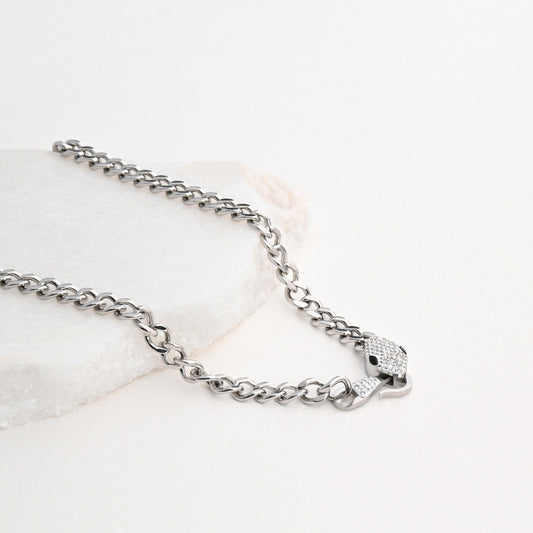 Collar de acero con serpiente y diamantes.