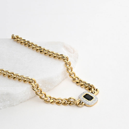 Collar cuadrado grueso de acero con diamantes.