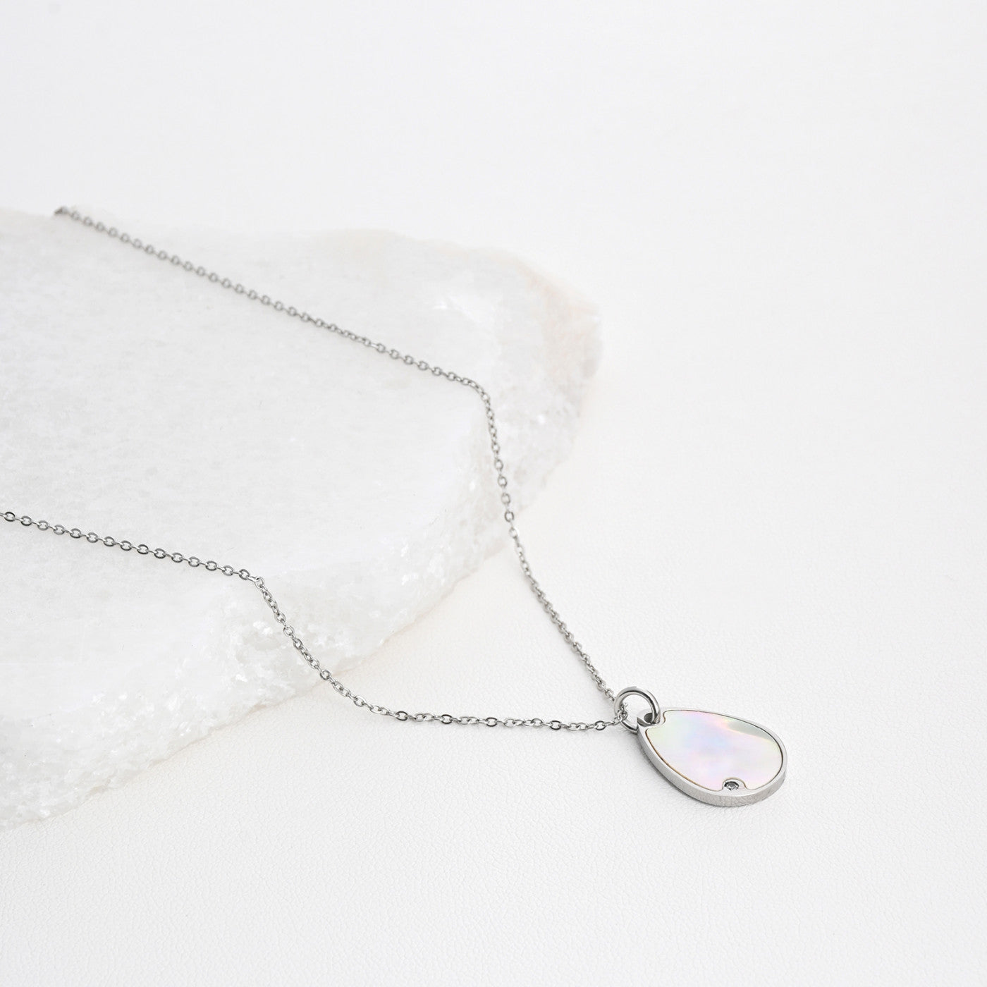 Collar de acero con nácar ovalado 