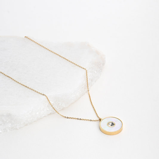 Collar de acero con diamantes y nácar. 