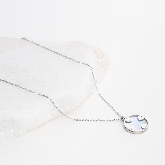 Collar de acero con corazones y nácar. 