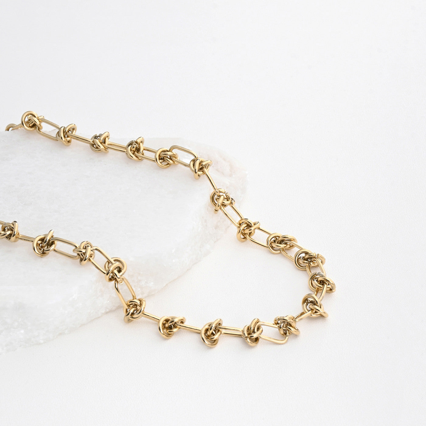 Collar de acero anudado