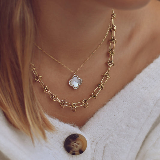 Collar de acero anudado